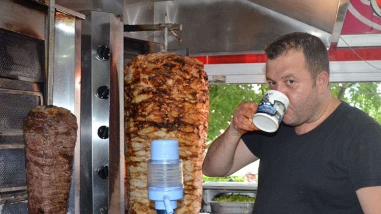 Döner başında günde 10 litre su içiyor