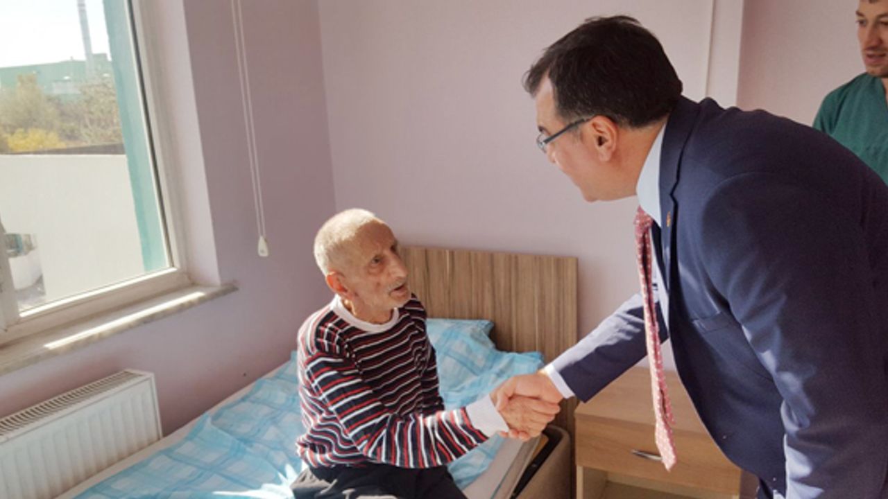 Ayhan Sezer’den Halis Toprak Huzurevi ziyareti