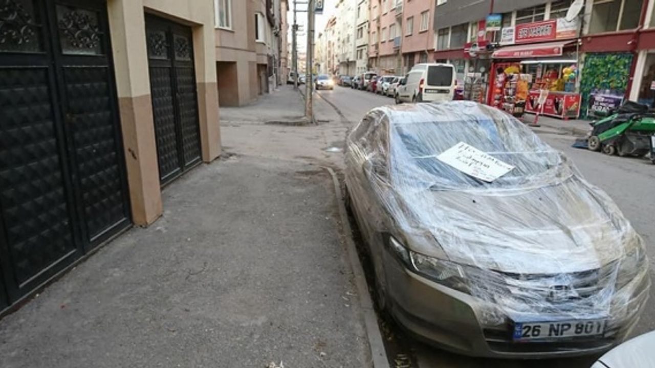 Öğretmenlerinin yeni aldığı otomobili steç film ile sardılar