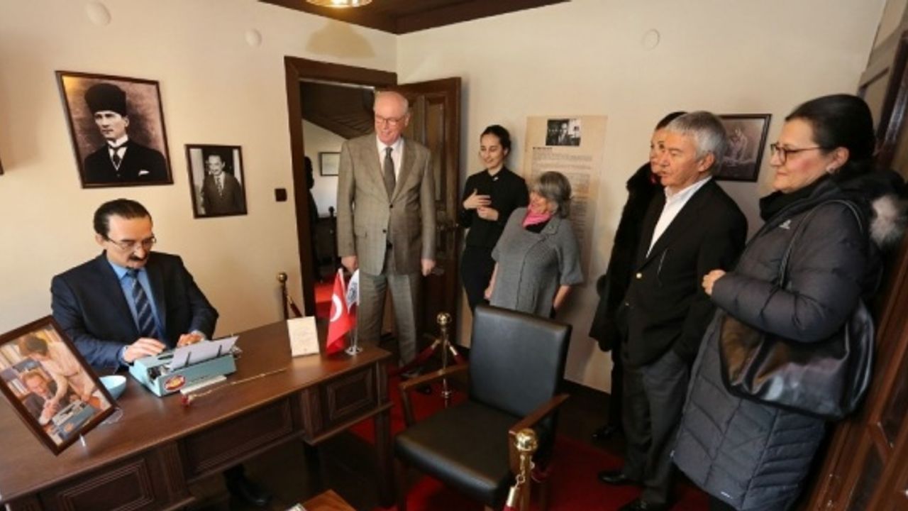 Ataç ailesi, baba yadigarı daktilolarını Tayfun Talipoğlu Daktilo Müzesi’ne bağışladı