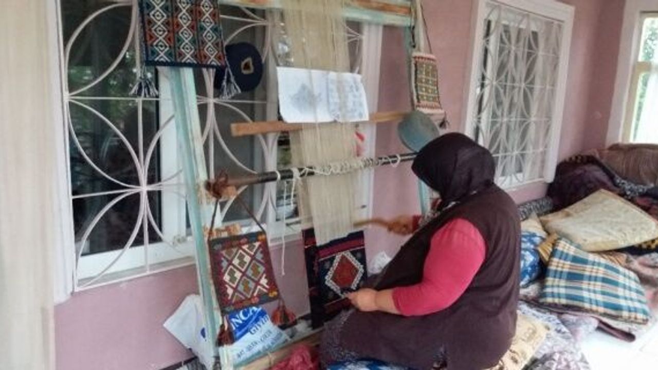 Günyüzü’nün meşhur ’Zili’ kilim motiflerini çantalara dokuyor
