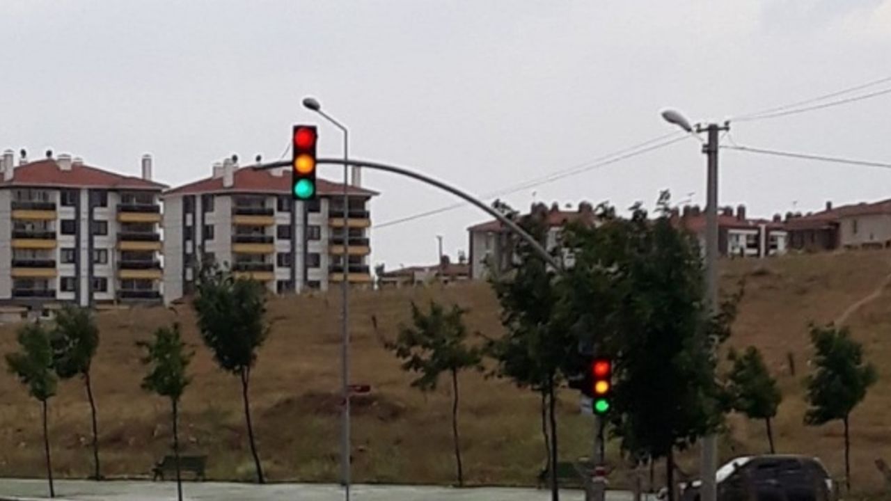 Trafik ışıkları çelişkide kaldı sosyal medyada mizah esti