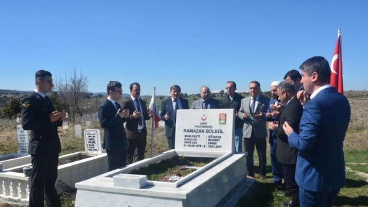 Çavdarhisar’da protokol tarafından Şehit mezarları ziyaret edildi