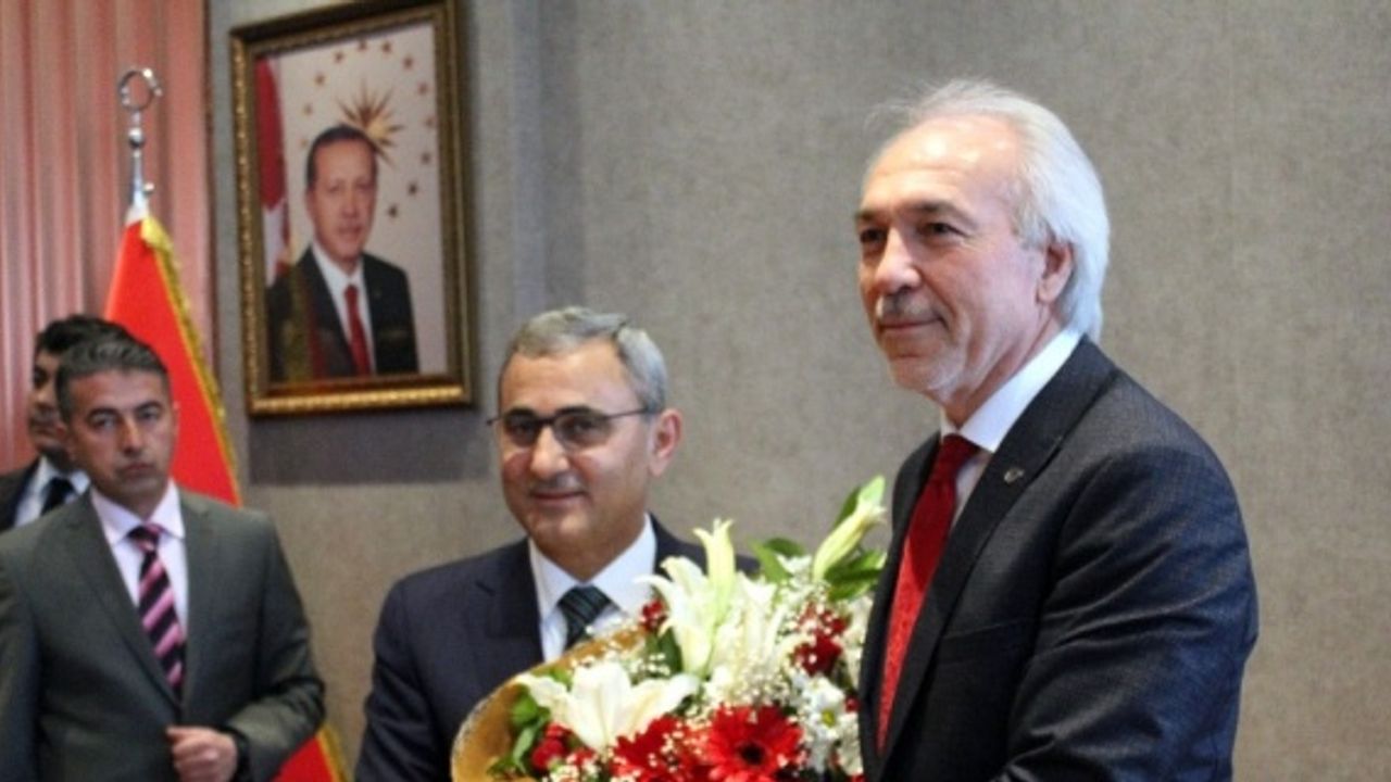 Kütahya’nın yeni Belediye Başkanı Prof. Dr. Alim Işık, görevi devraldı