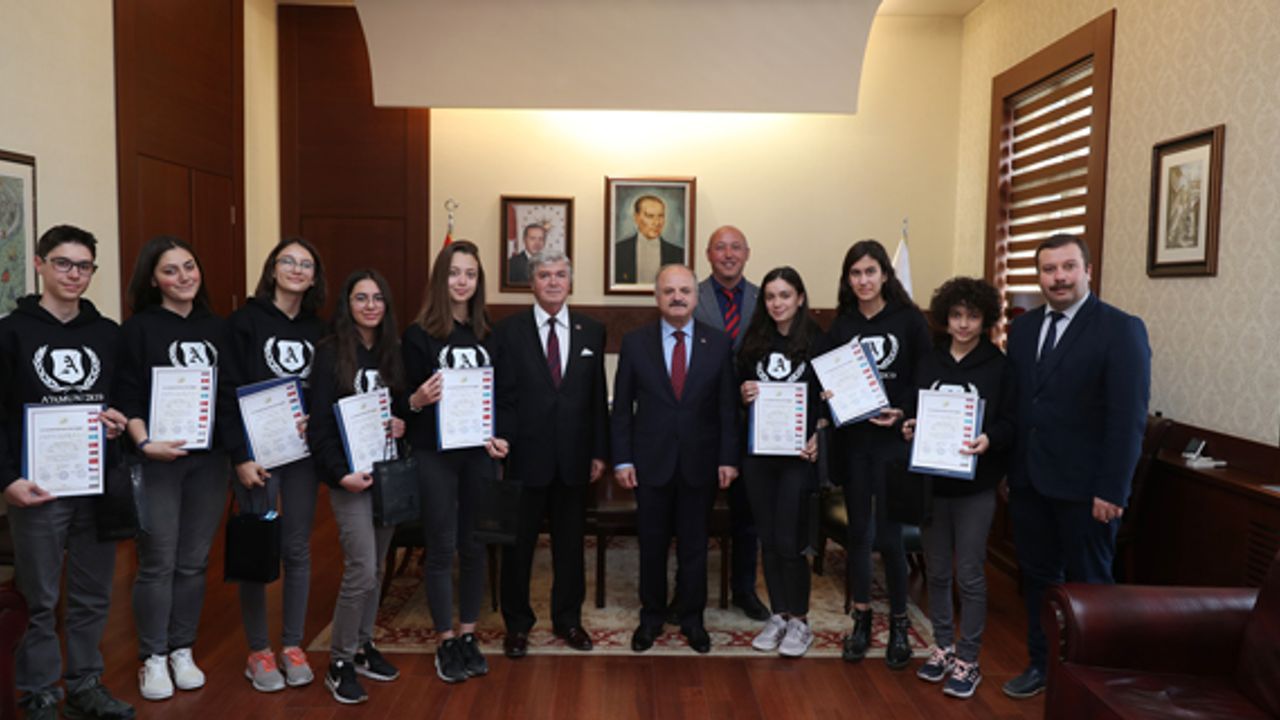 Dünya Şampiyonu Olan Öğrencileri Kabul Etti