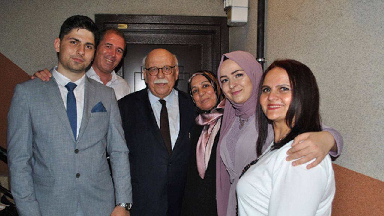 Eski bakan genç çiftin söz yüzüklerini taktı