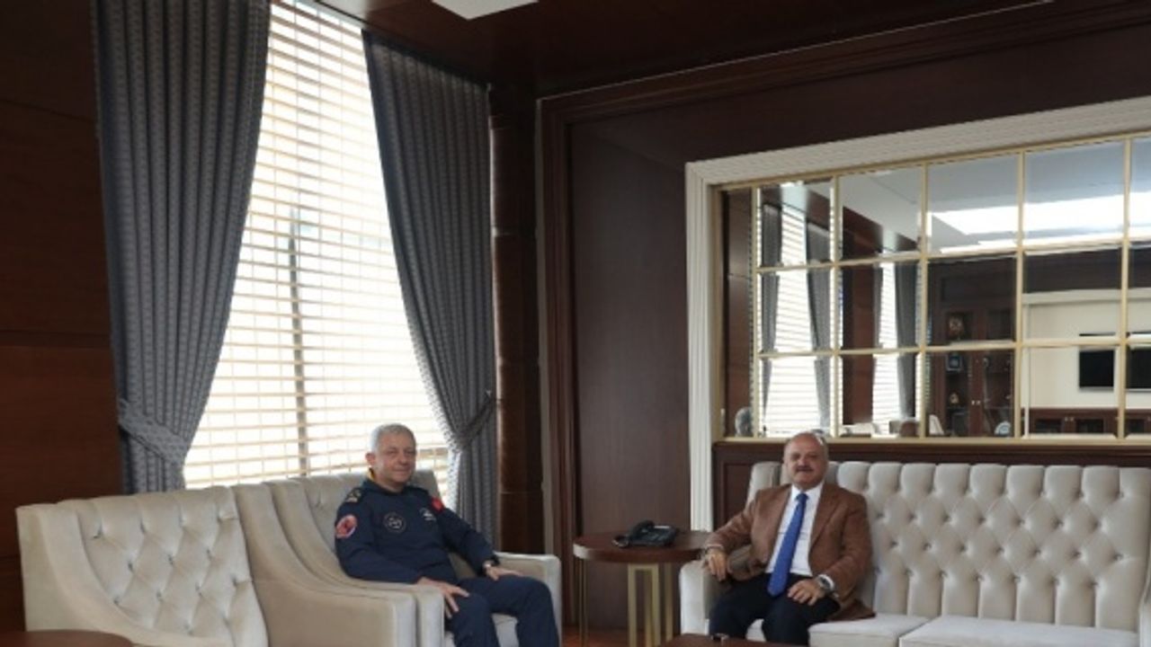 Vali Çakacak, görev yeri değişen Hava Korgeneral Mehmet Özlü’yü ziyaret etti