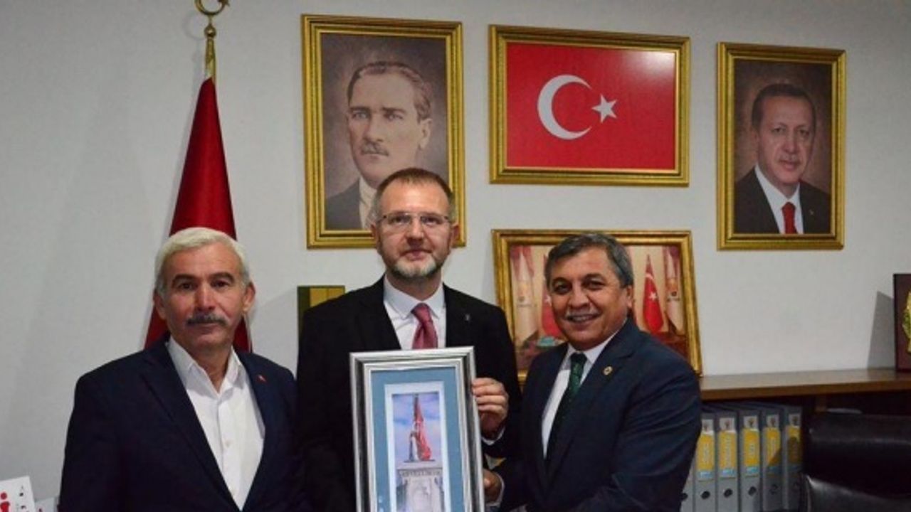 Başkan Arif Teke,  Ceyhun’a Şehit Sancaktar Anıtı’nın el yapımı tablosunu hediye etti