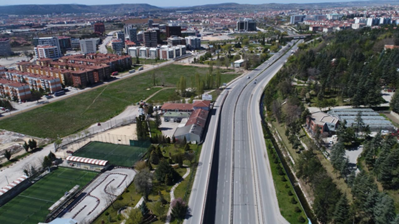  Boş meydan ve caddeler havadan görüntülendi