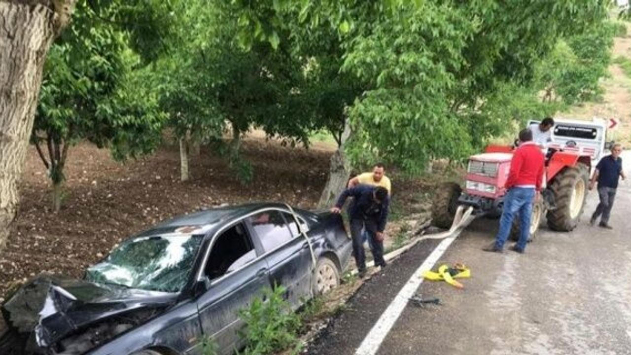 Kontrolden çıkan otomobil ağaca çarparak durabildi