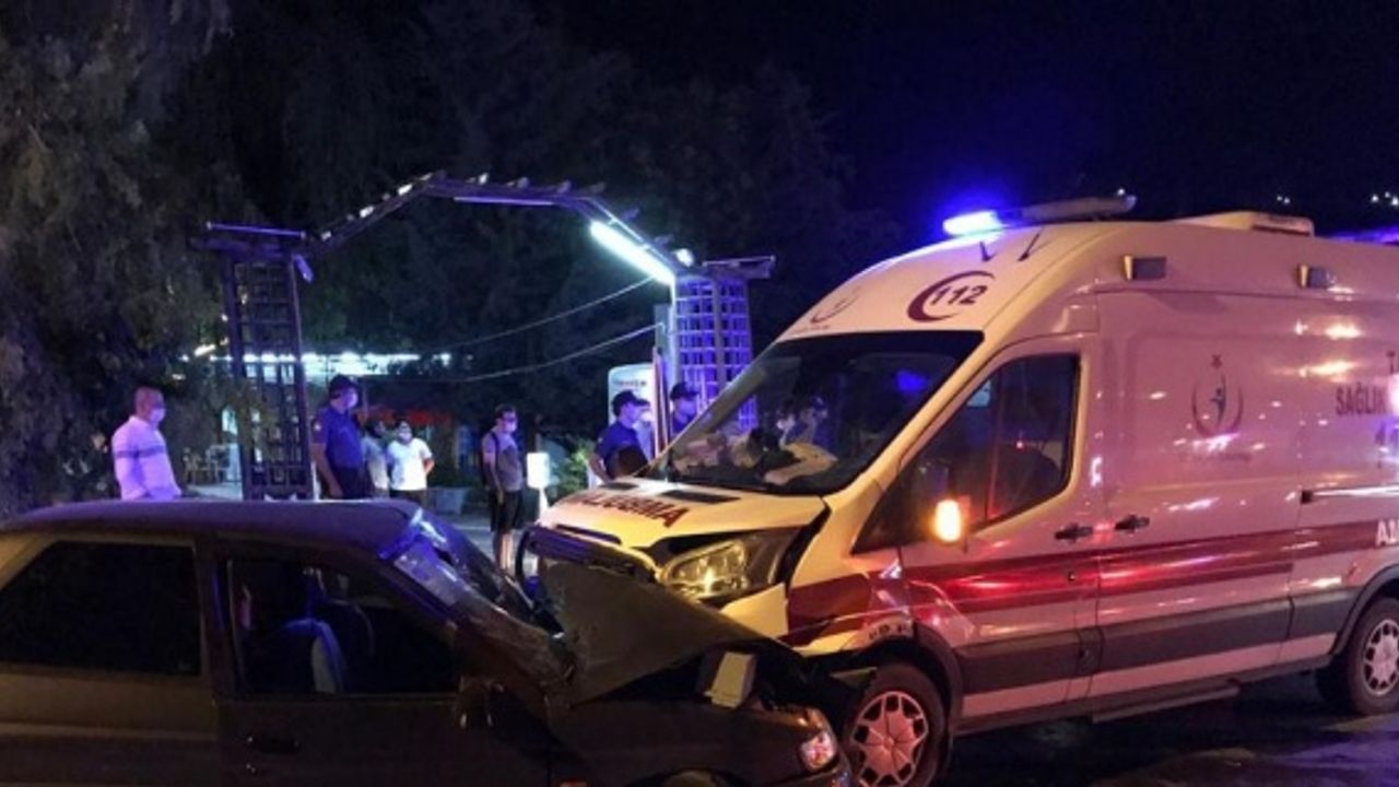 Ambulans ile otomobil çarpıştı: 1 ölü, 6 yaralı