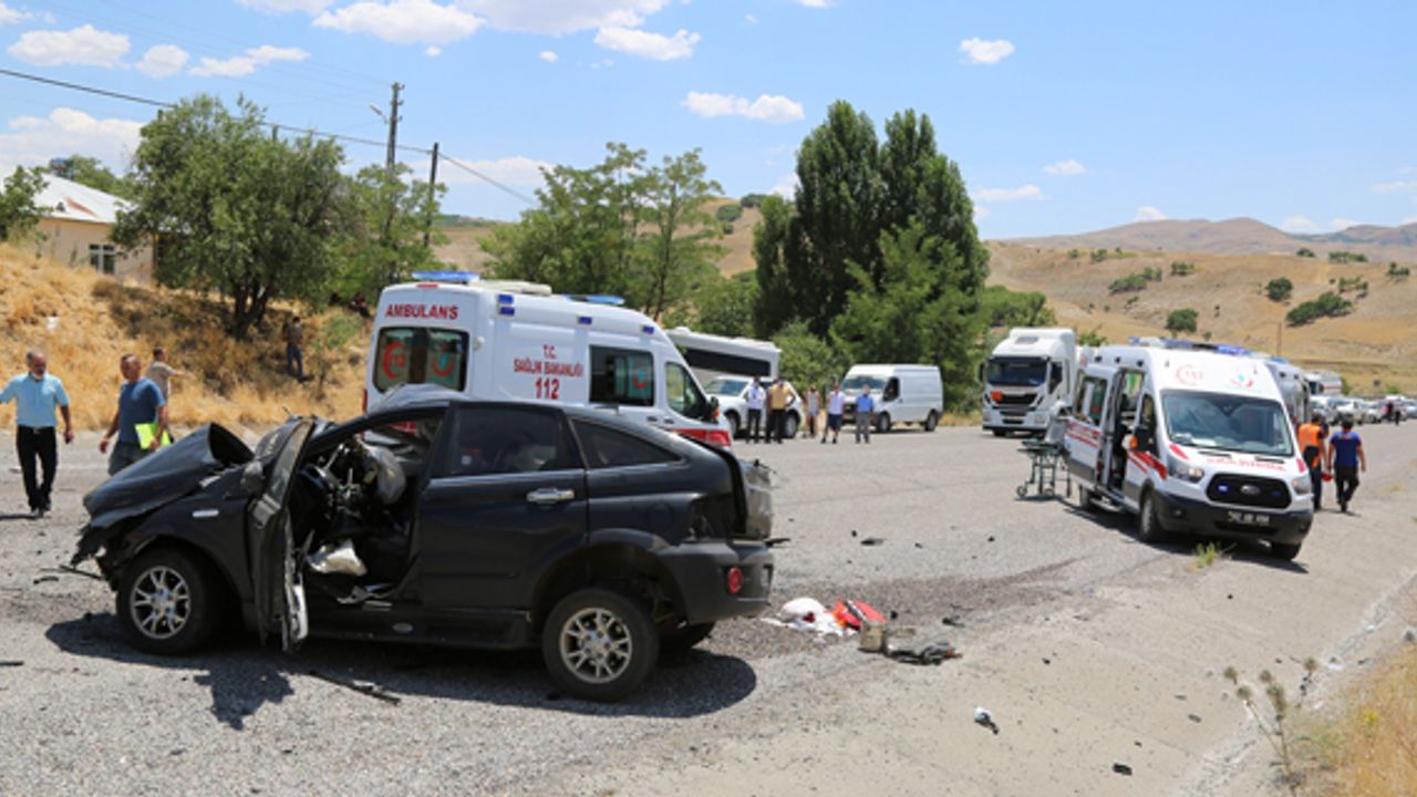 Trafik kazasında öğretmen, eşi ve çocuğu öldü, 15 yaralı var