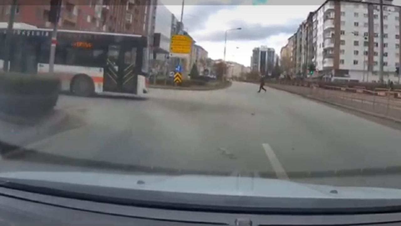 Halk otobüsü trafik kurallarını hiçe saydı