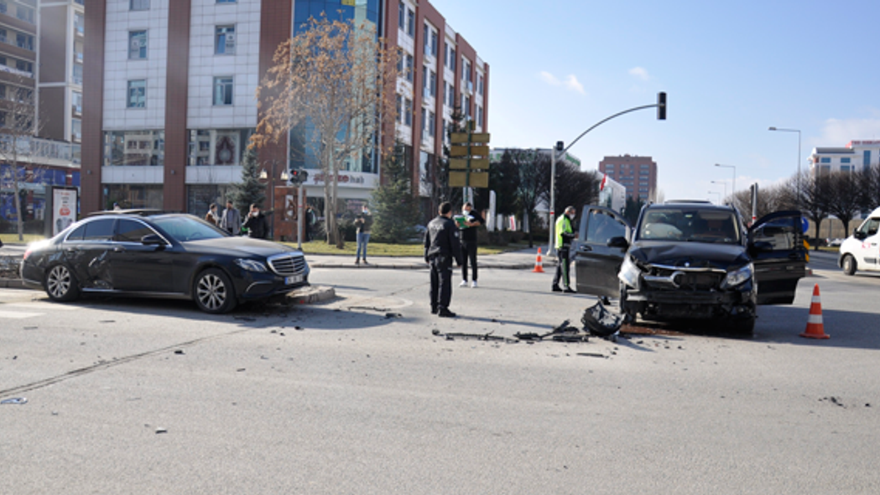 Kırmızı ışık ihlali kazayı beraberinde getirdi