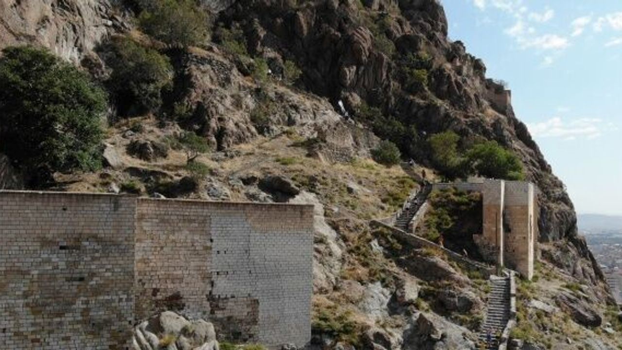 Tarihi Karahisar Kalesi’ne koşarak çıktılar