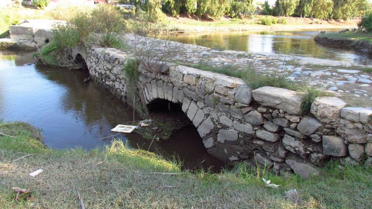 Menderes’te biriken çöpler, tarihi köprüyü tehdit ediyor
