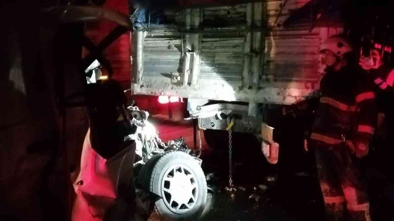 Kütahya’da minibüs kamyonla çarpıştı: 1 ölü