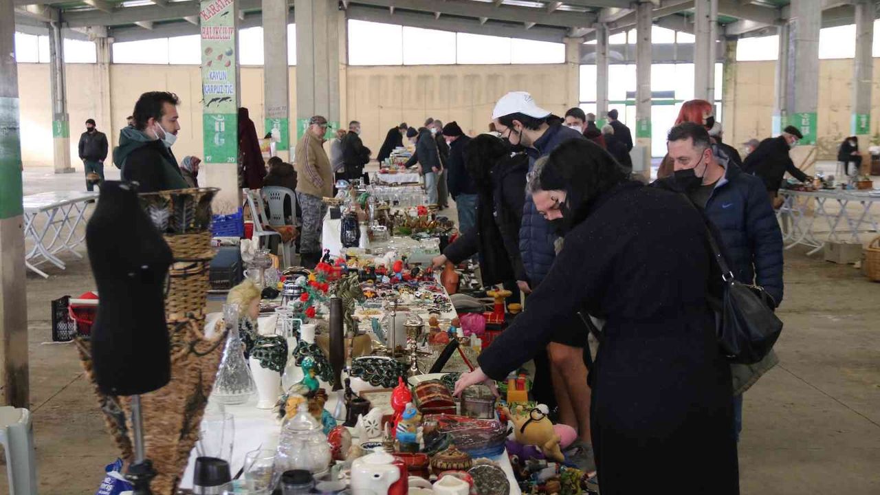 Eskişehir’de yeni yılın ilk antika pazarı kuruldu
