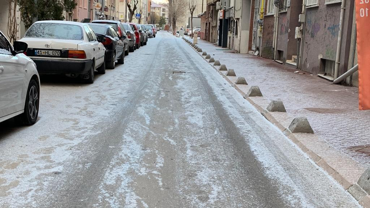 Cadde ve sokaklar adeta buz pistine döndü