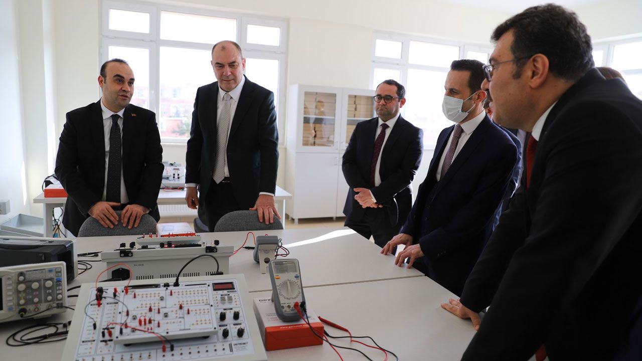 Bakan Kacır, Eskişehir Model Fabrika’yı ziyaret etti