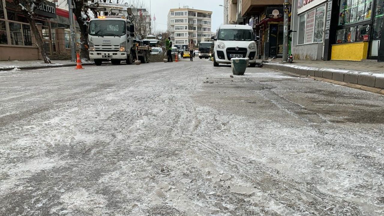 Eskişehir'de ara sokaklar ve kaldırımlar buz pistine döndü