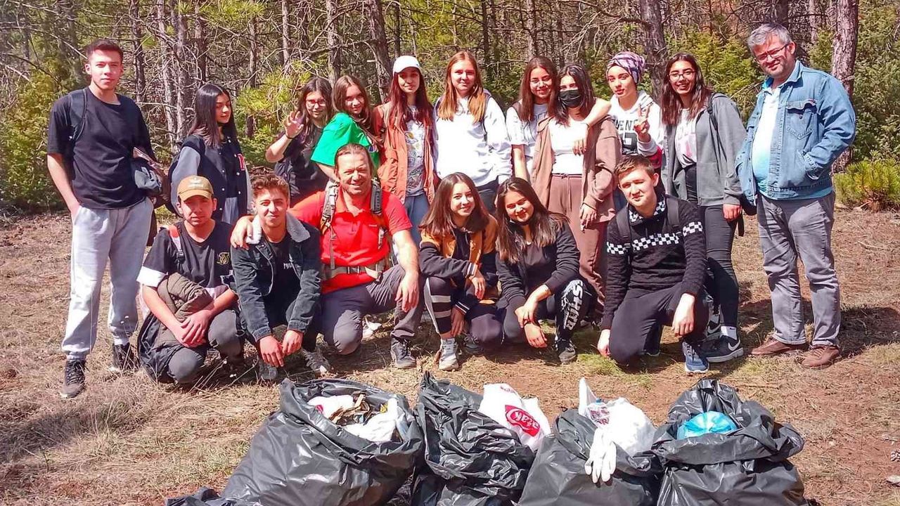 Lise öğrencileri ormanı temizledi
