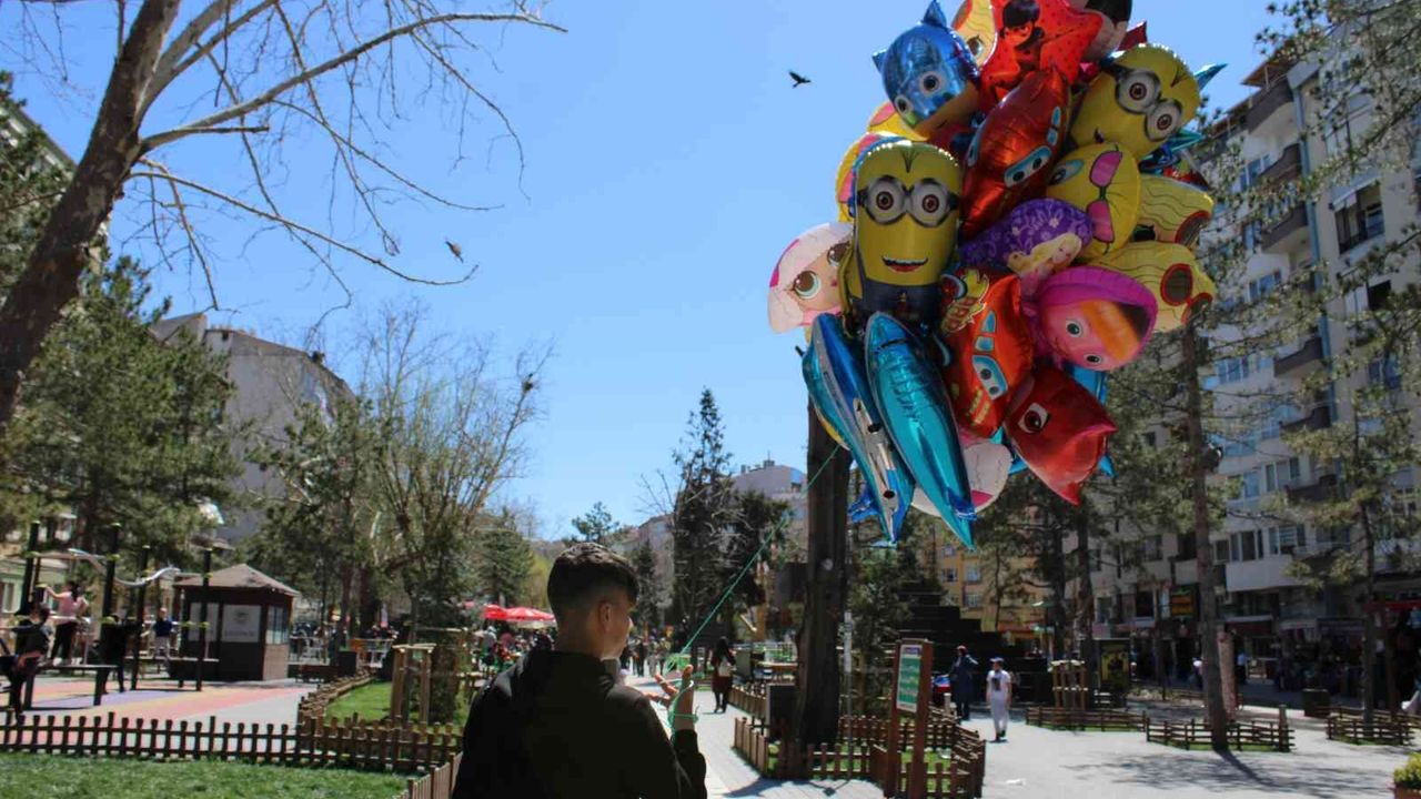 Sattığı balonlarla Eskişehir sokaklarına renk katıyor