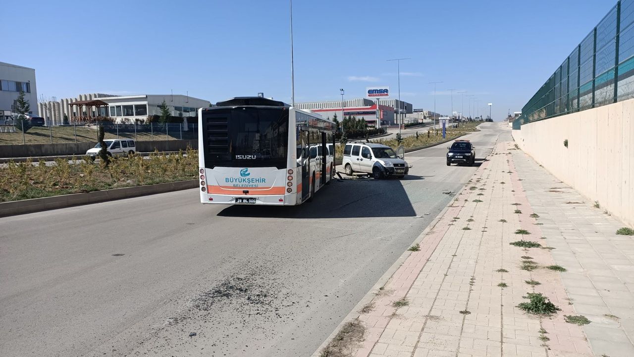 Eskişehir’de halk otobüsü ve otomobil çarpıştı: 2 yaralı
