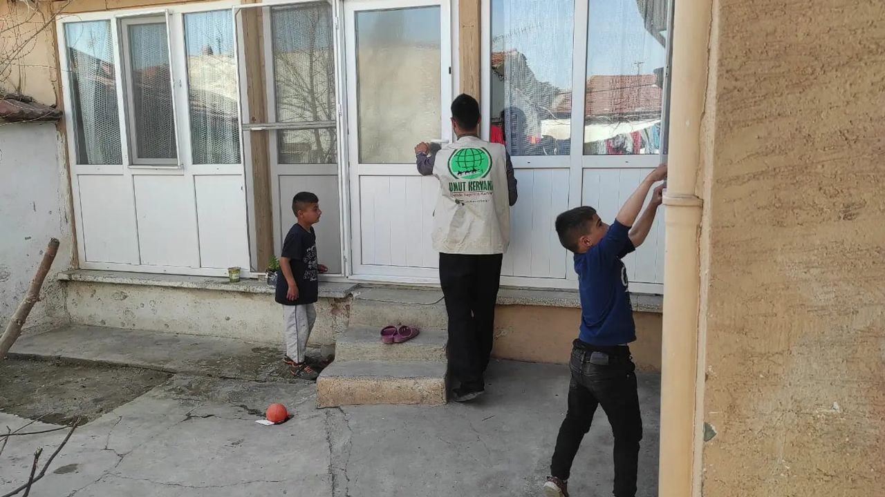 Umut Kervanı Eskişehir'de onlarca aileye gıda yardımında bulundu