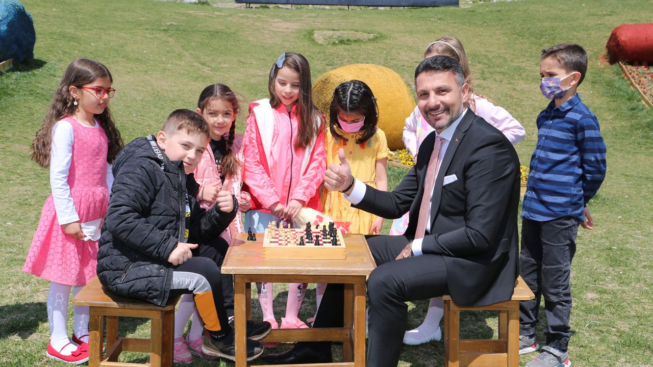 Yüzügüllü çocuklarla açık havada satranç etkinliğinde buluştu