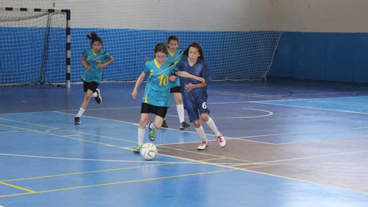 Futsal müsabakaları sürüyor