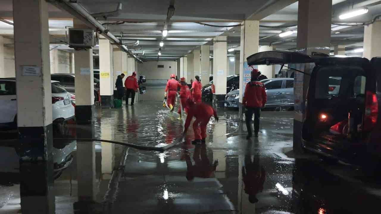 AKUT Eskişehir ekibi su basan otoparkta gece boyu çalıştı