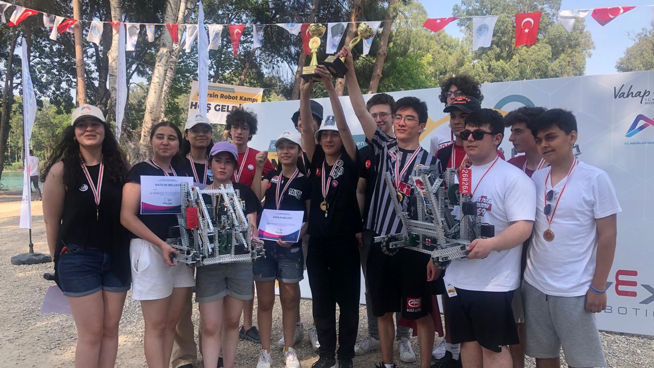 Çağdaş Fen Ve Anadolu Lisesi Robotik Takımı Türkiye Şampiyonu