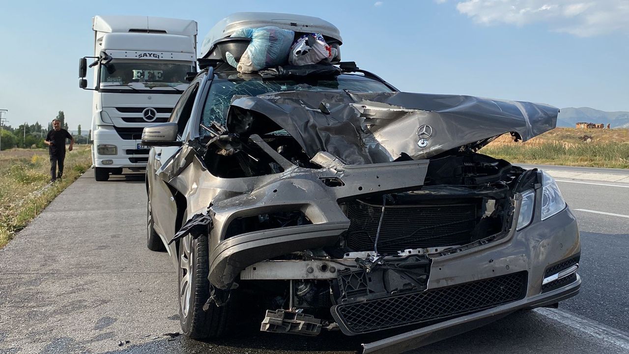 Afyon'daki kazada; gurbetçinin lüks otomobil hurdaya döndü