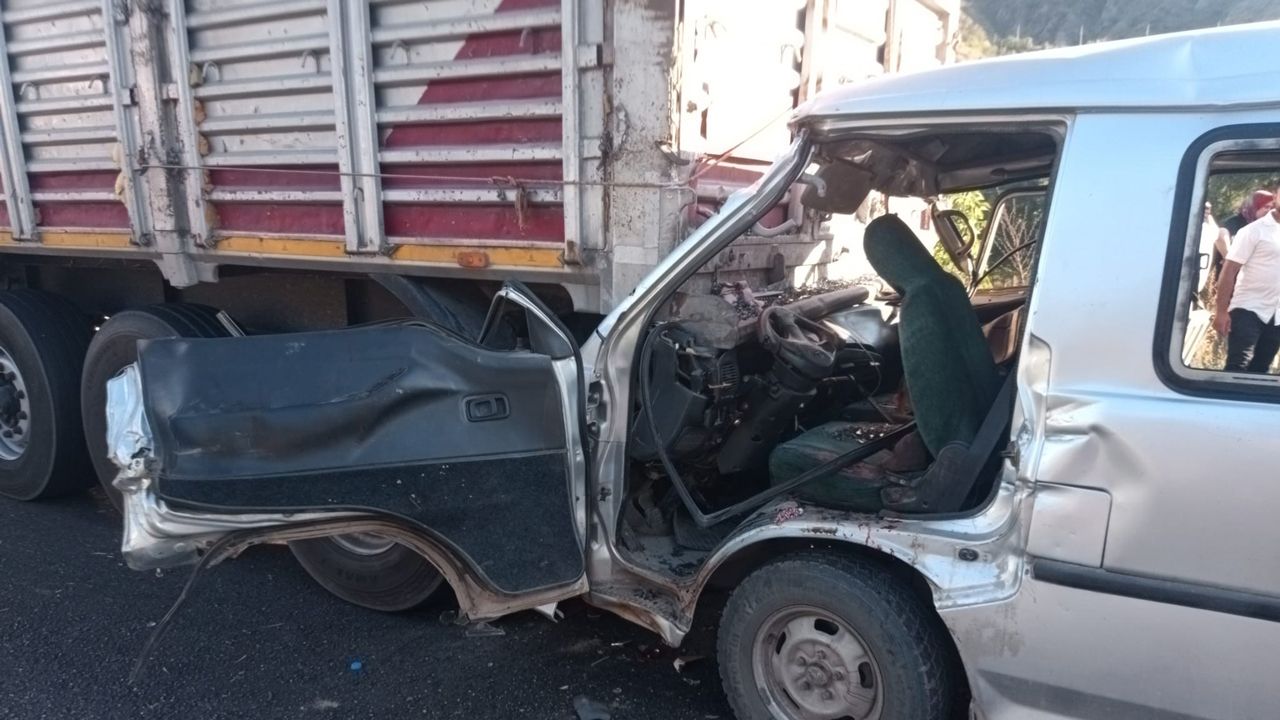 Bilecik’te tarım işçilerini taşıyan minibüs kaza yaptı: 12 yaralı