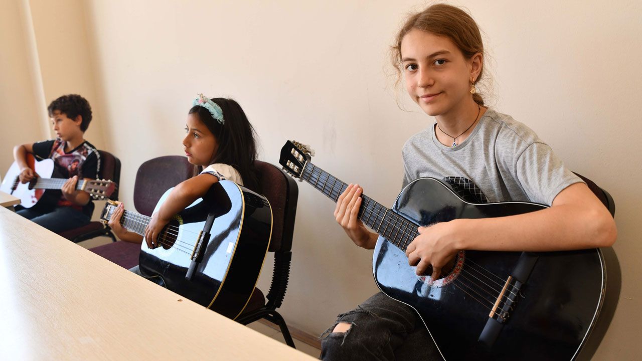 Tepebaşı’nda çocuklar gitar çalmayı öğreniyor