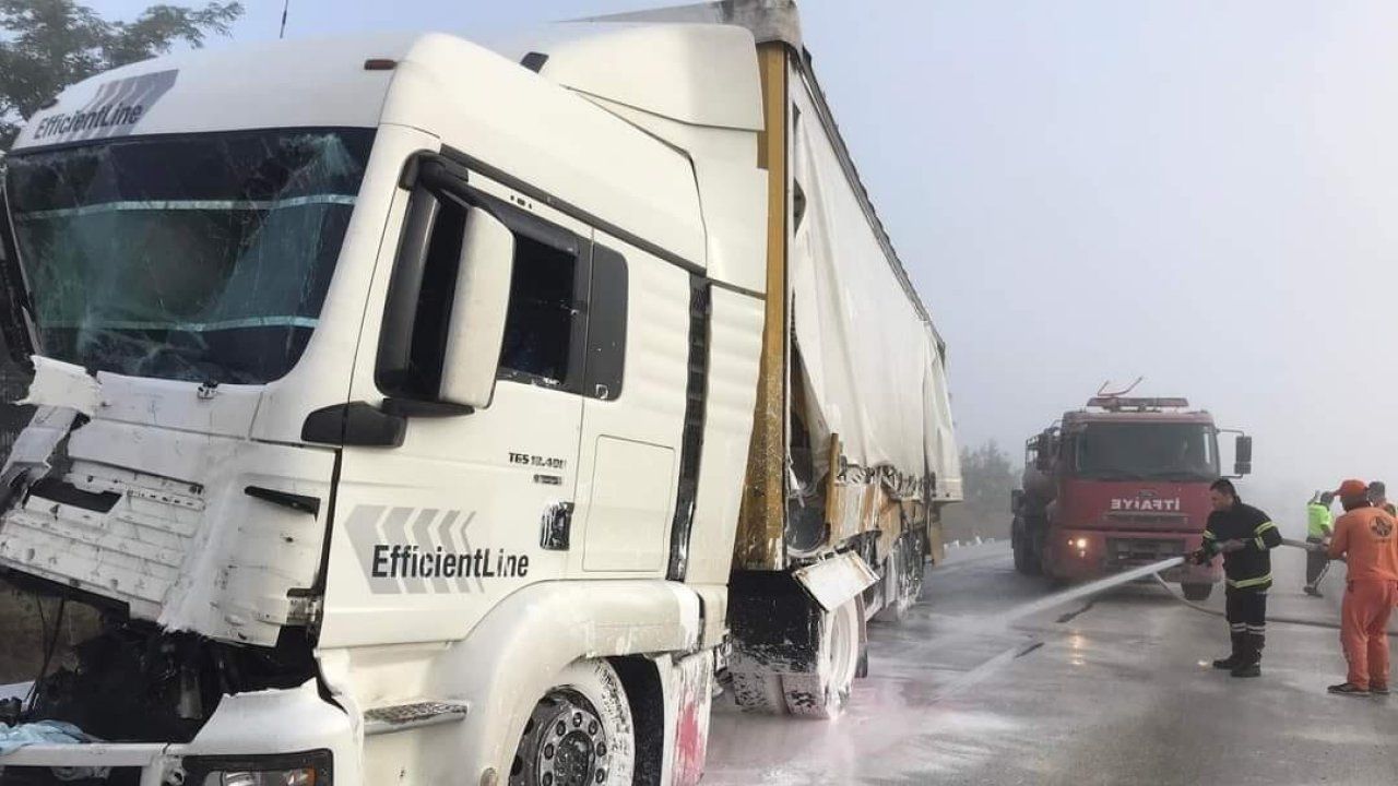 Afyonkarahisar-Antalya karayolu devrilen tır yüzünden 2 saat ulaşıma kapandı
