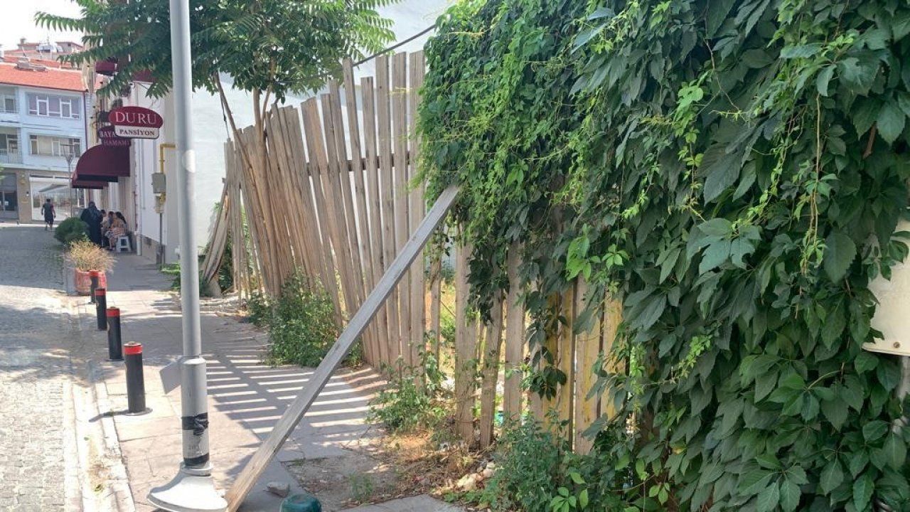 Düşmeye yüz tutmuş çitler için vatandaştan ilginç çözüm