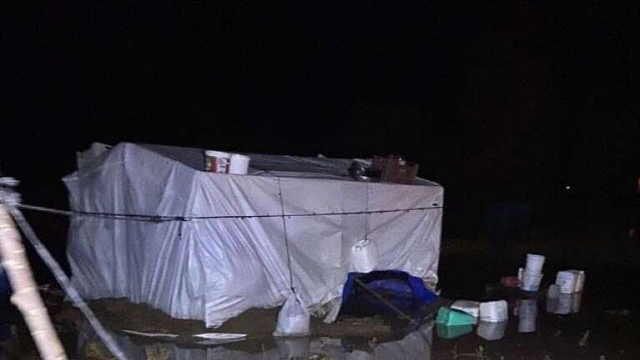 Şiddetli yağmur mevsimlik tarım işçilerinin kaldığı çadırları vurdu