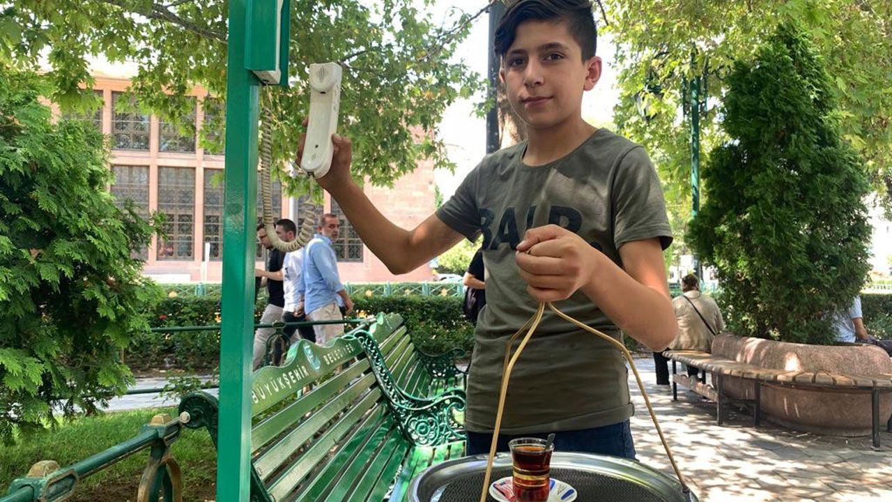 Parka yerleştirdiği telefonlar sayesinde çay siparişlerine yetişemiyor