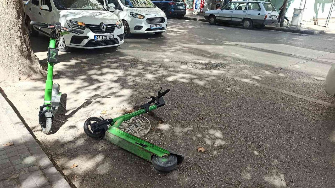 Caddeye bırakılan scooterlar tepkiye neden oldu