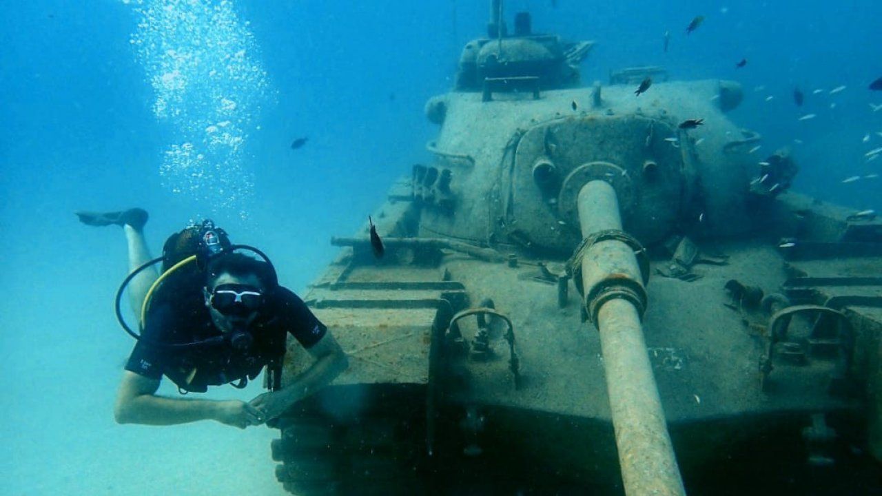 Dalgıçlar 20 metre derinlikteki kargo uçağı ve tankı fotoğrafladı