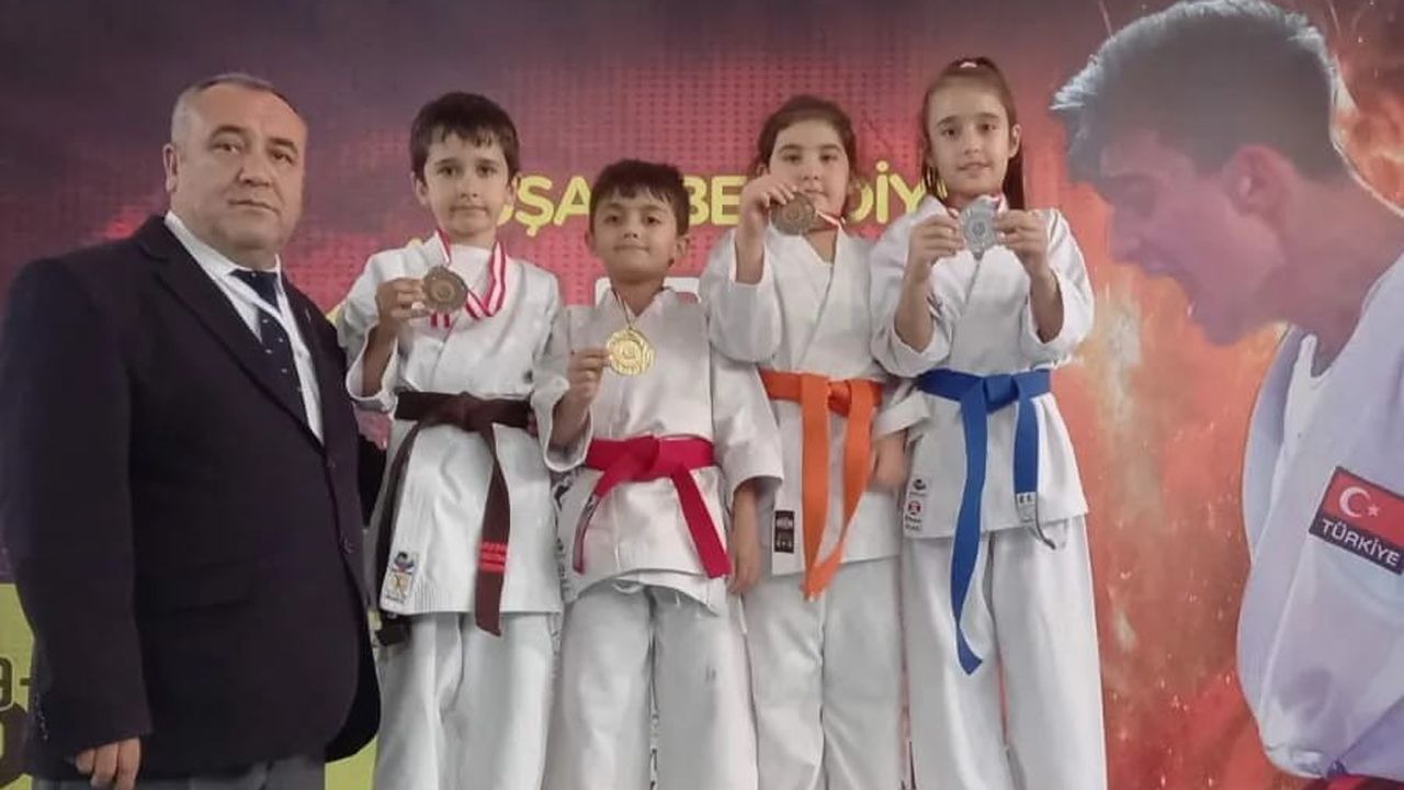 Eskişehirli karateciler Uşak’tan 8 madalyayla döndü