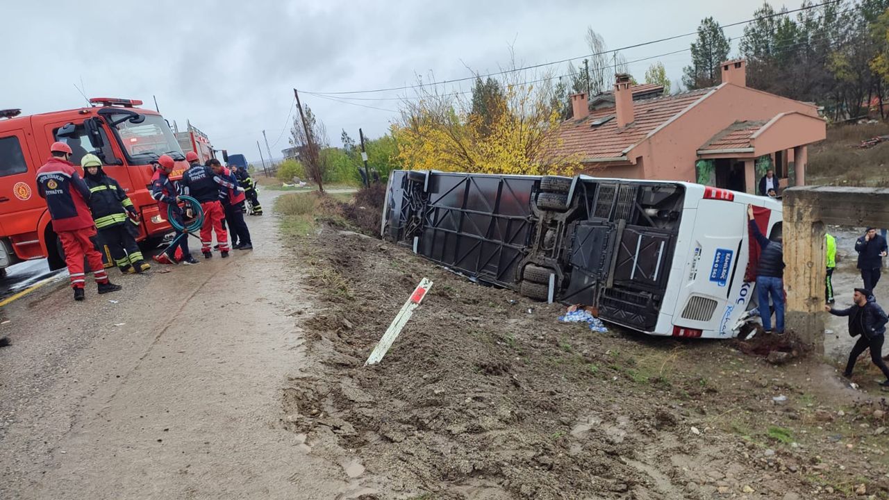 Diyarbakır’da yolcu otobüsü devrildi: 33 yaralı