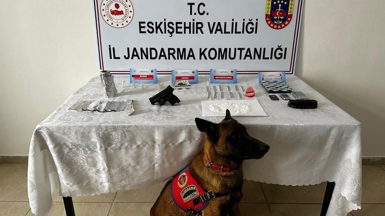 Narkotik köpeği ‘Bando’ ile baskın yapıldı