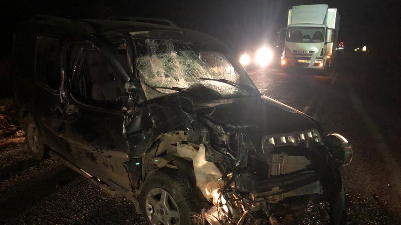 Traktörle ticari araç çarpıştı 5 kişi yaralandı