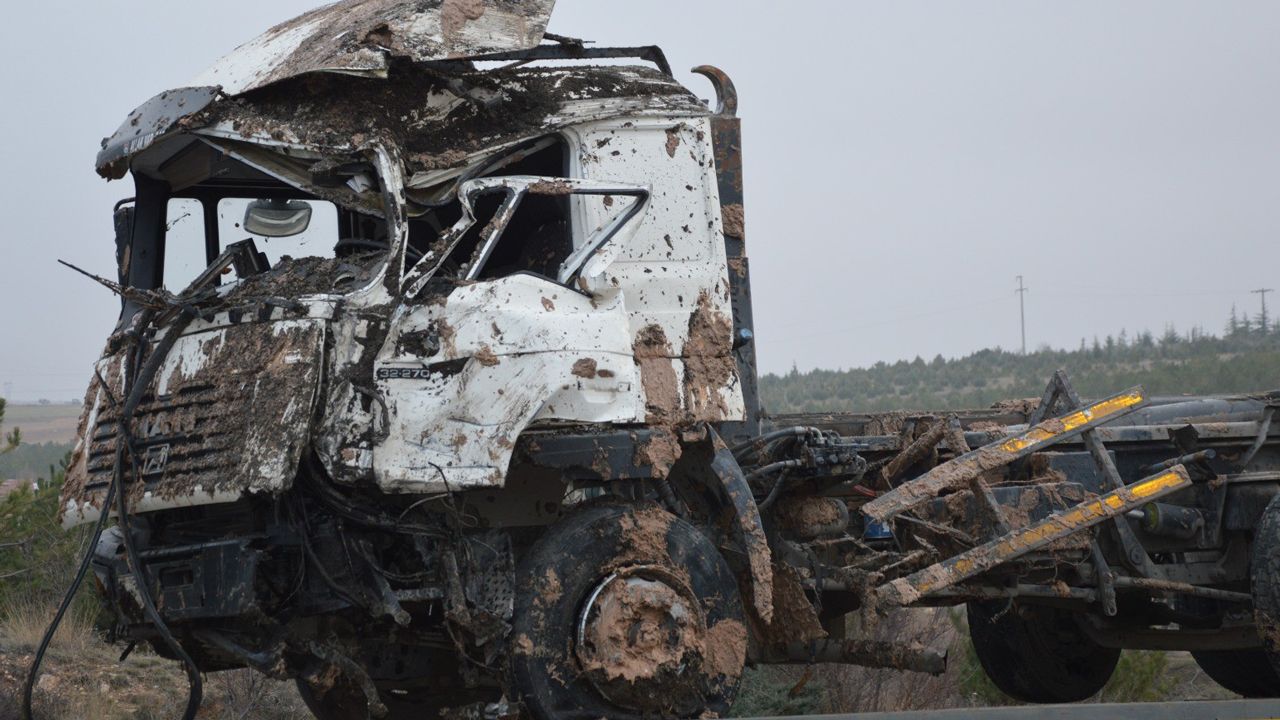 Sivrihisar’da hafriyat kamyonu devrildi, sürücü yaralandı