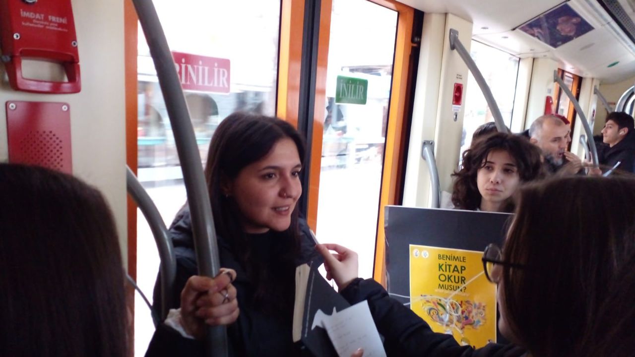Tramvayda yolcularla kitap okudular