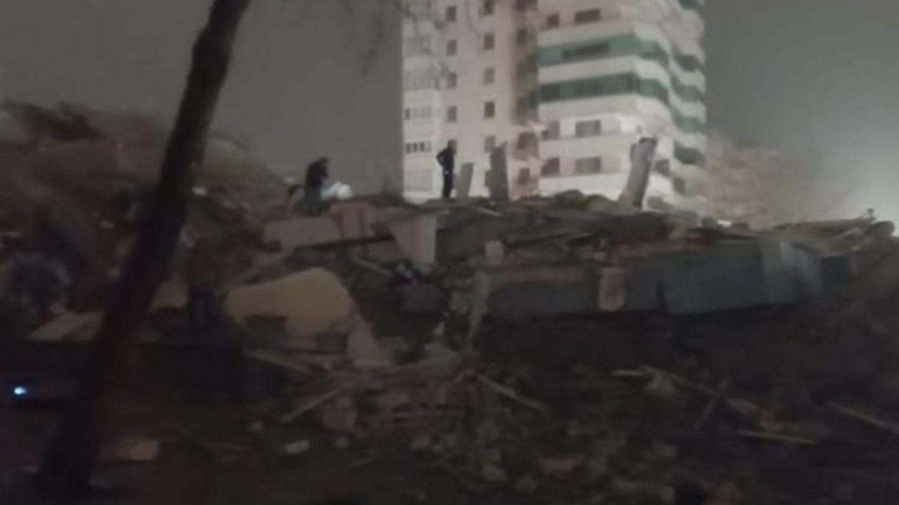 Türkiye büyük depremlerle yıkıldı