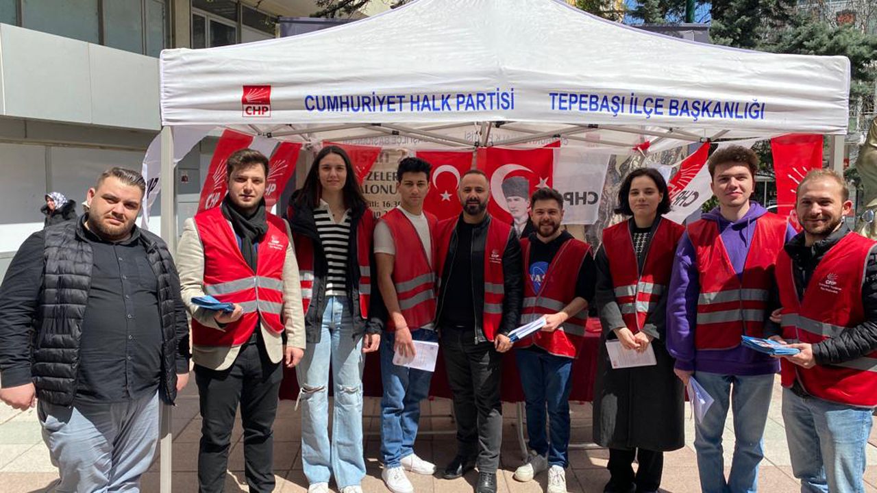 Gençler Ķılıçdaroğlu'nun bildirilerini dağıt